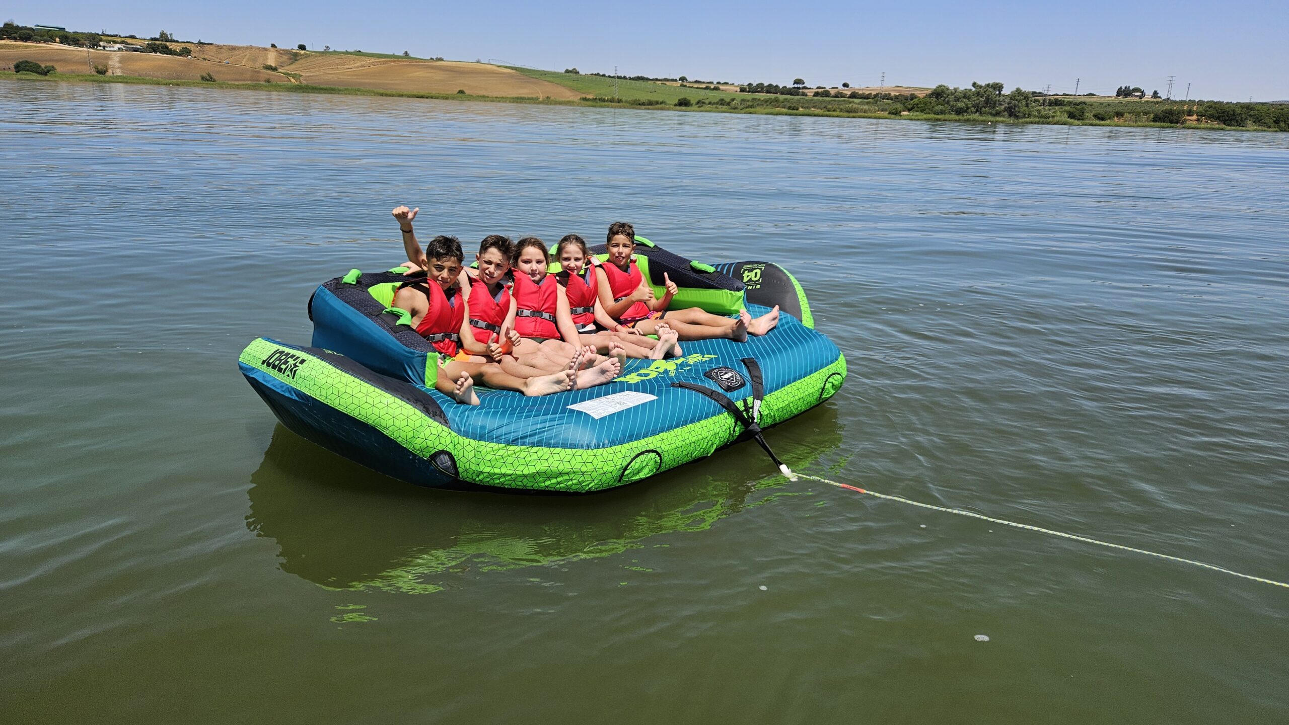 Grupo de niños y niñas en el sofá