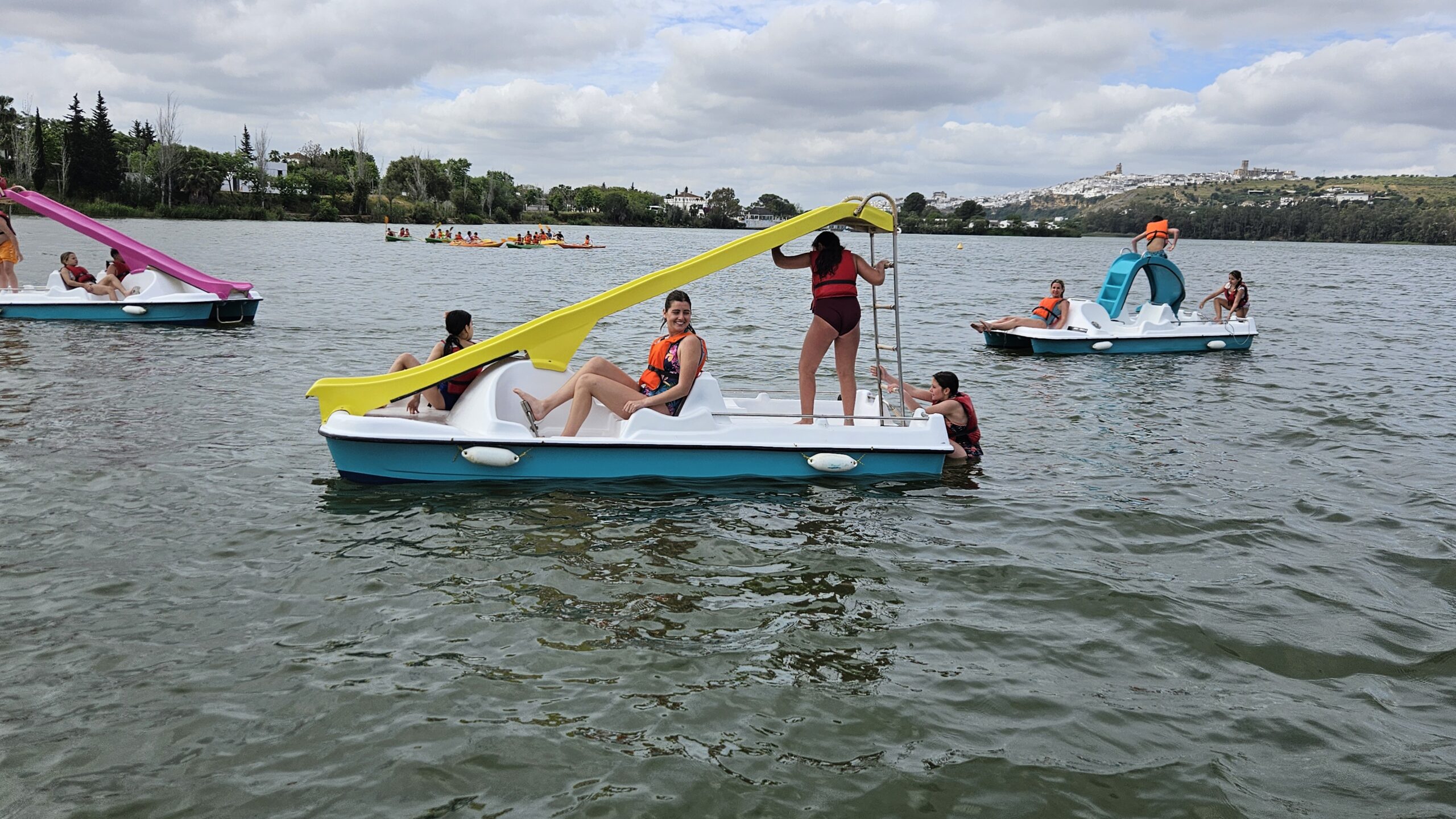 Grupo de niños y niñas en hidropedales
