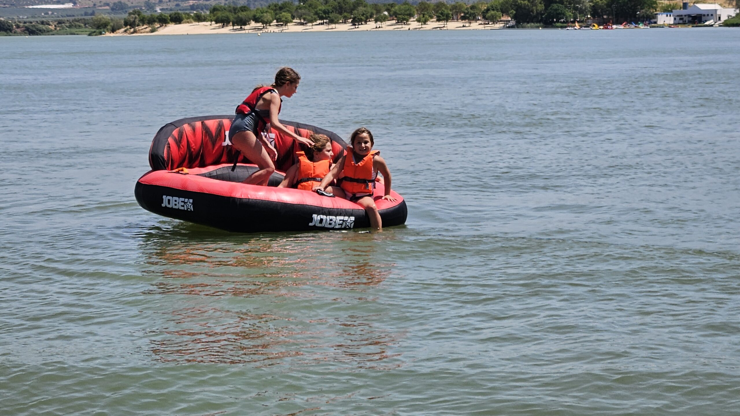 Amigos jugando en el sofá