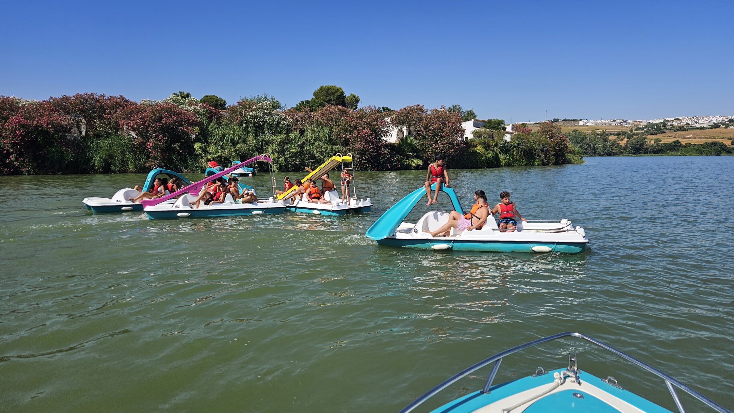 Excusión del colegio disfrutando en el embalse con hidropedales