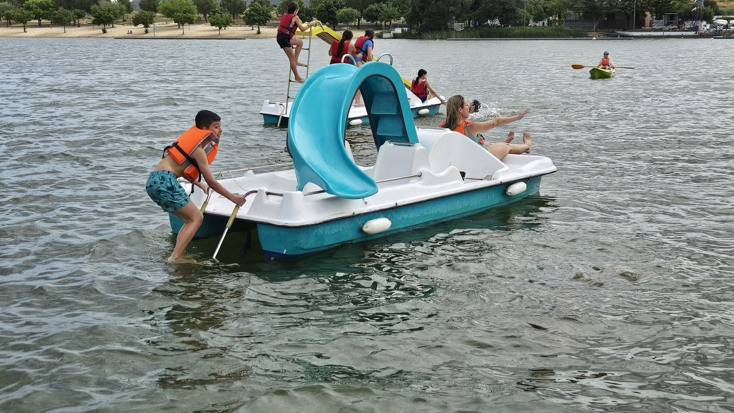 Excursión de colegio jugando en los hidropedales