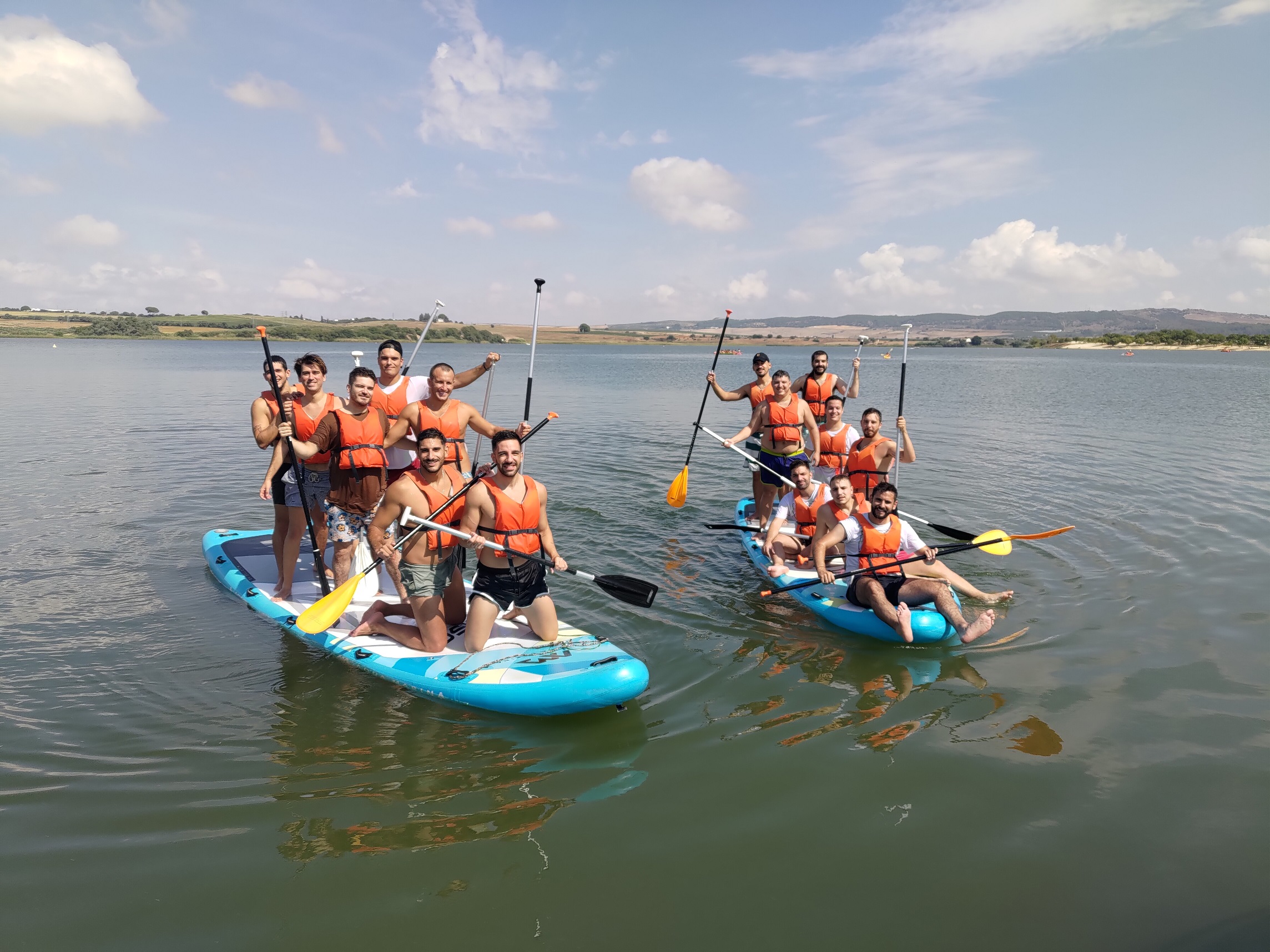 Despedida de soltero montados en tablas colectivas de paddle surf