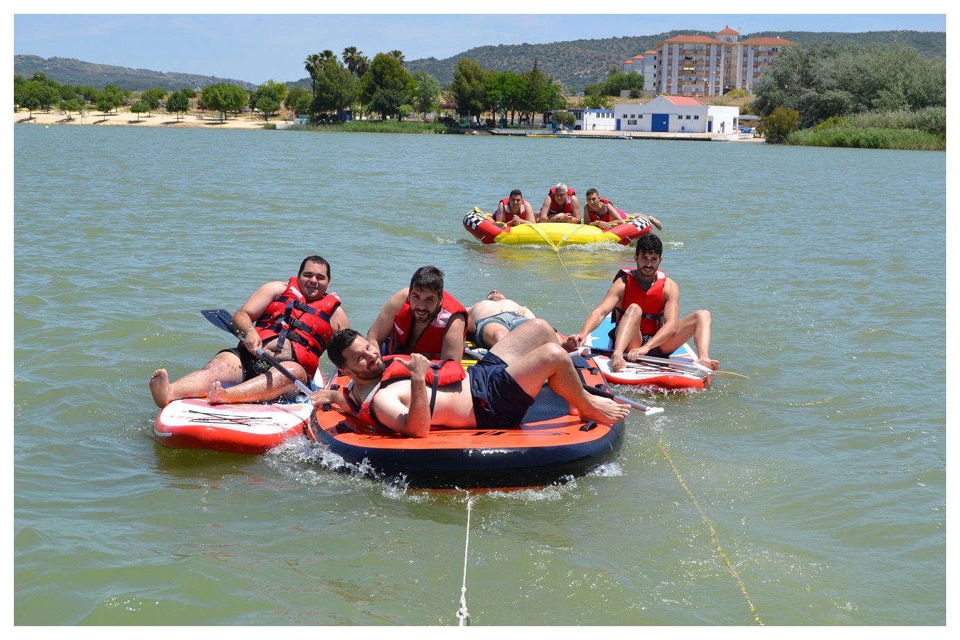 Despedida de solero en paddle surf siendo arrastrados por la lancha