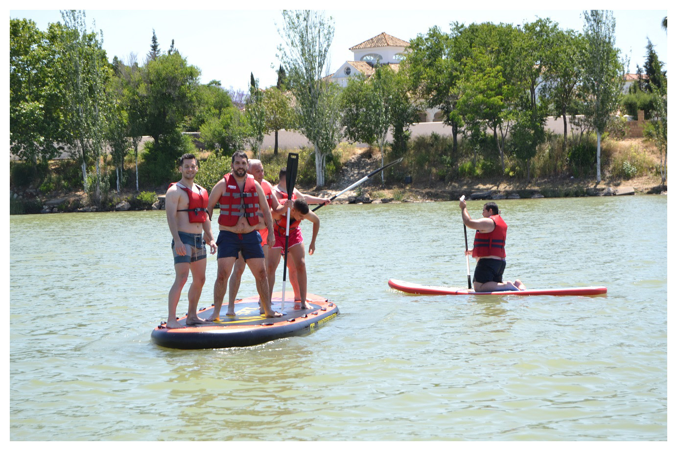 Despedida de soltero haciendo paddle surf individual y colectivo