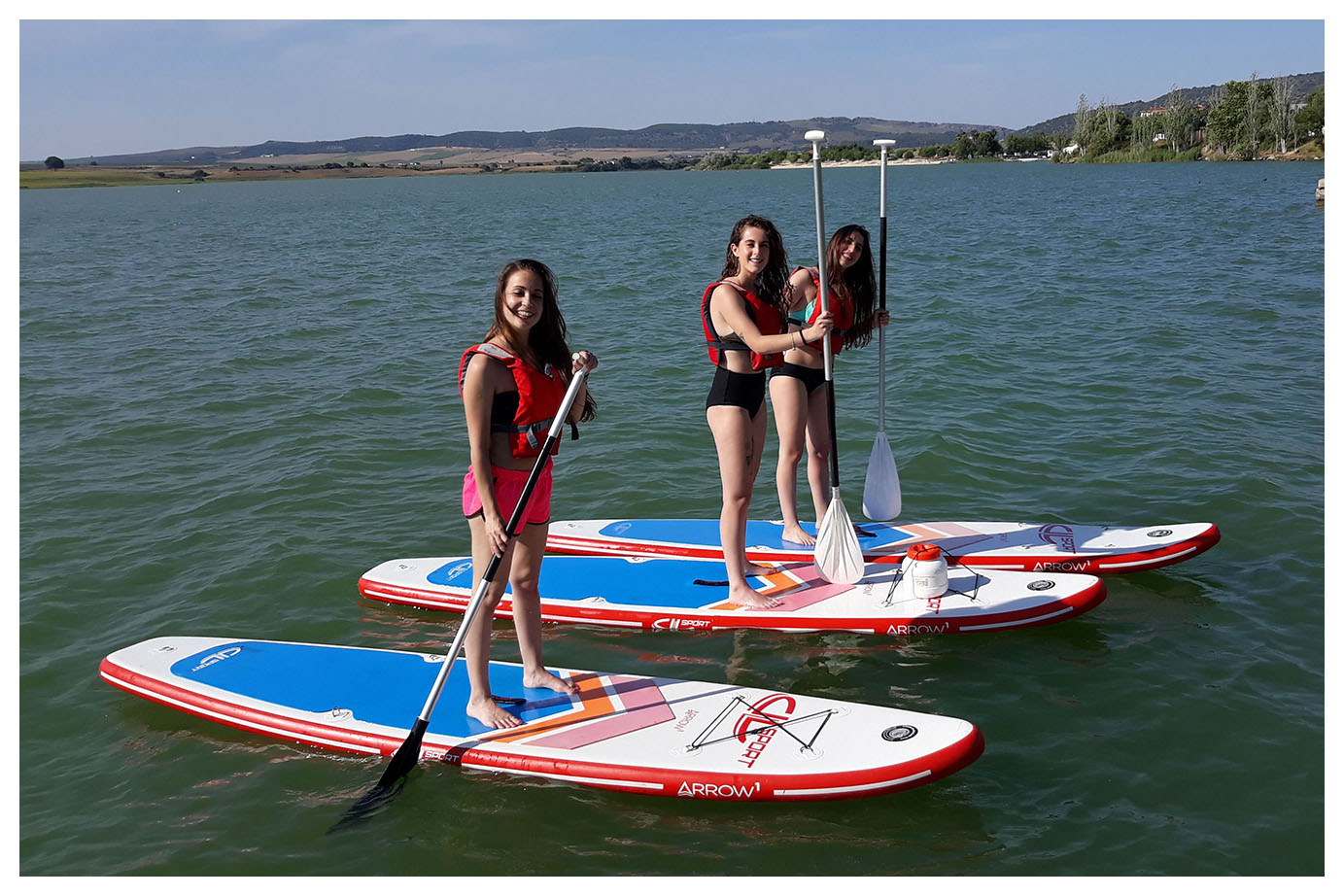 Amigas haciendo paddle surf